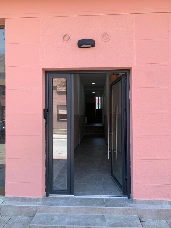 Pink House Apartments Ягодина Екстер'єр фото