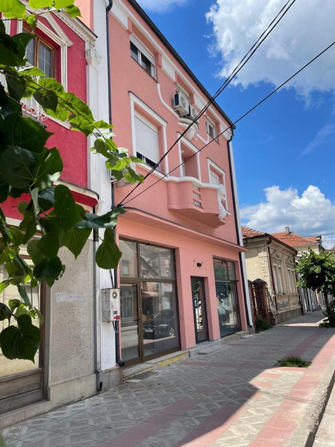 Pink House Apartments Ягодина Екстер'єр фото