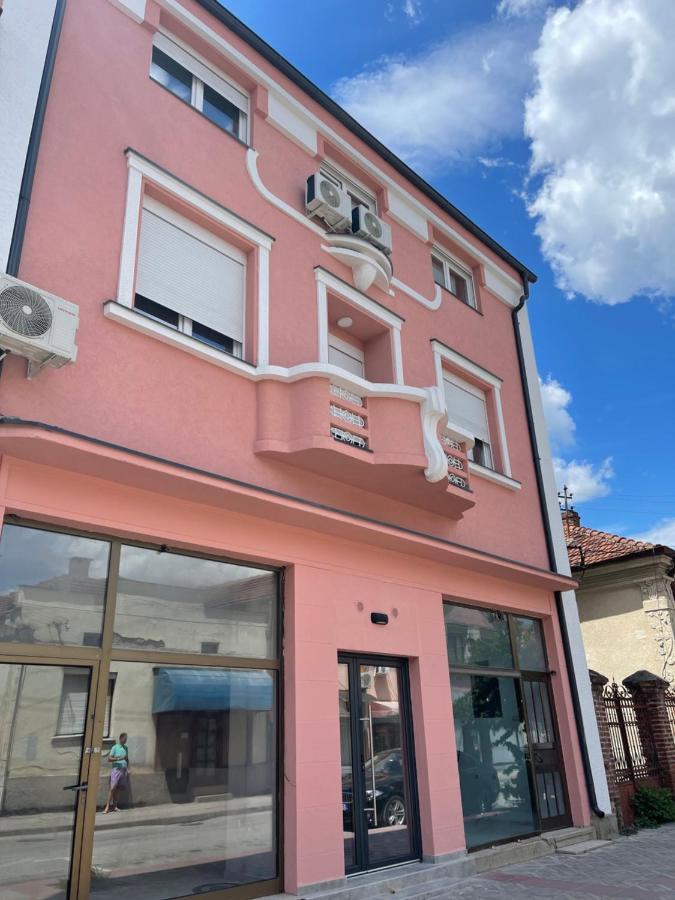 Pink House Apartments Ягодина Екстер'єр фото