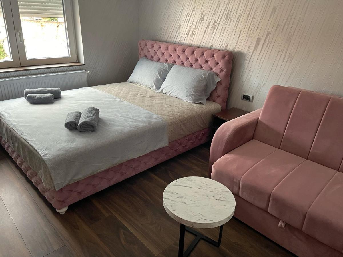Pink House Apartments Ягодина Екстер'єр фото