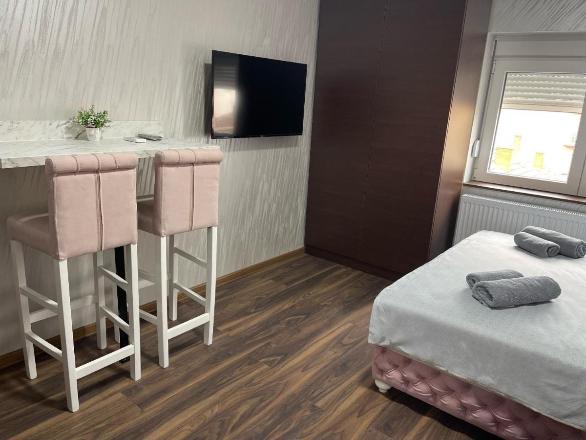 Pink House Apartments Ягодина Екстер'єр фото